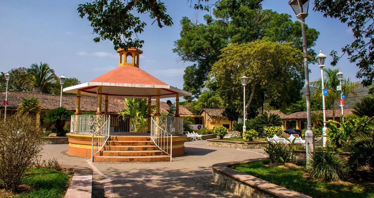 Plaza y kiosko de El Tuito