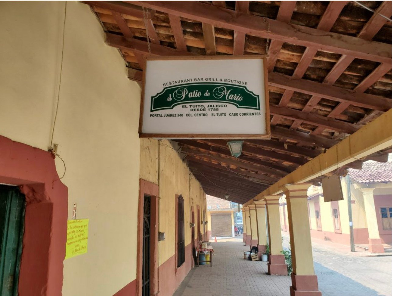 Portales y comercios de El Tuito